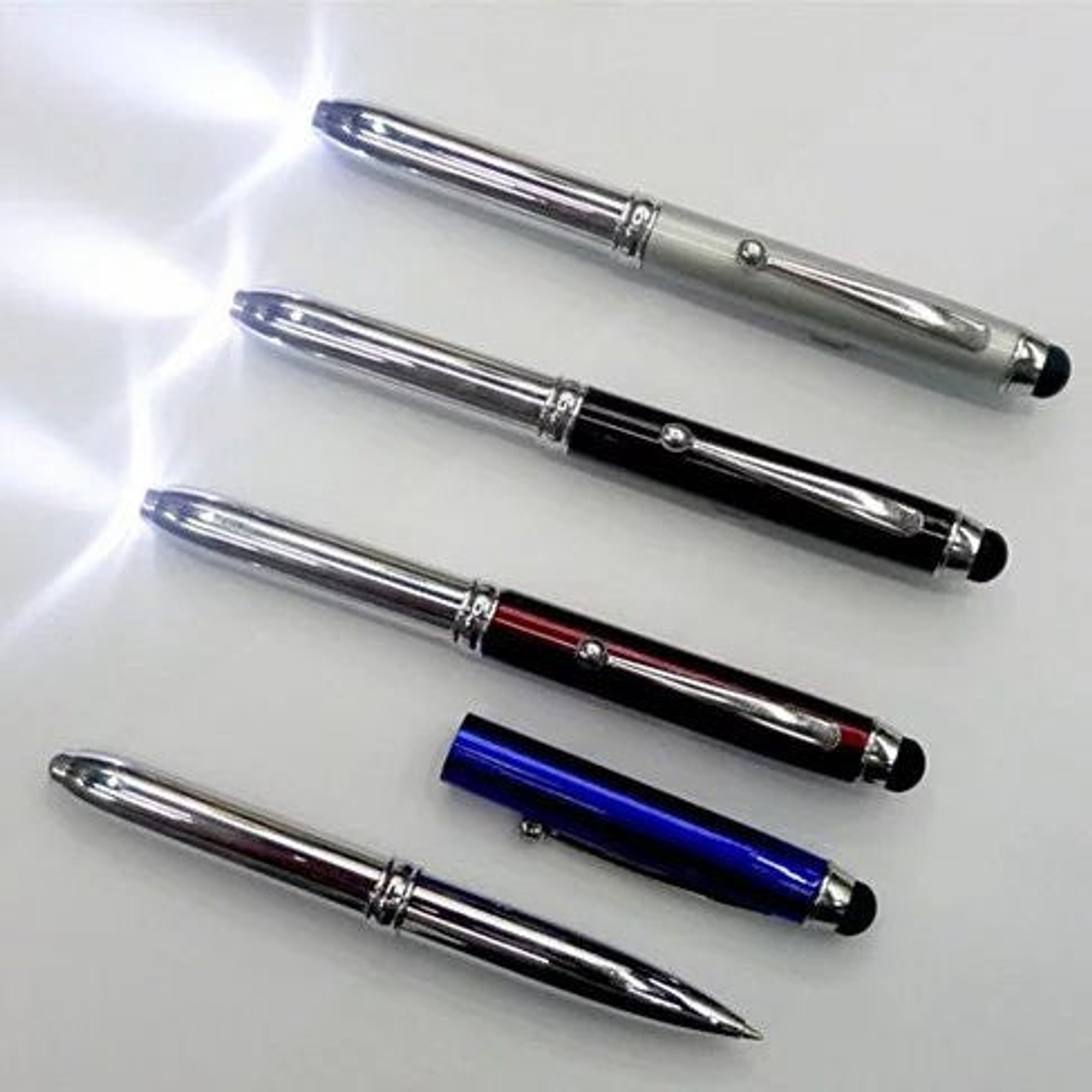 Stylus 3 en 1 con Bolígrafo y Luz LED Cuerpo de Metal Ligero Punta Táctil Sensible Color Multiple