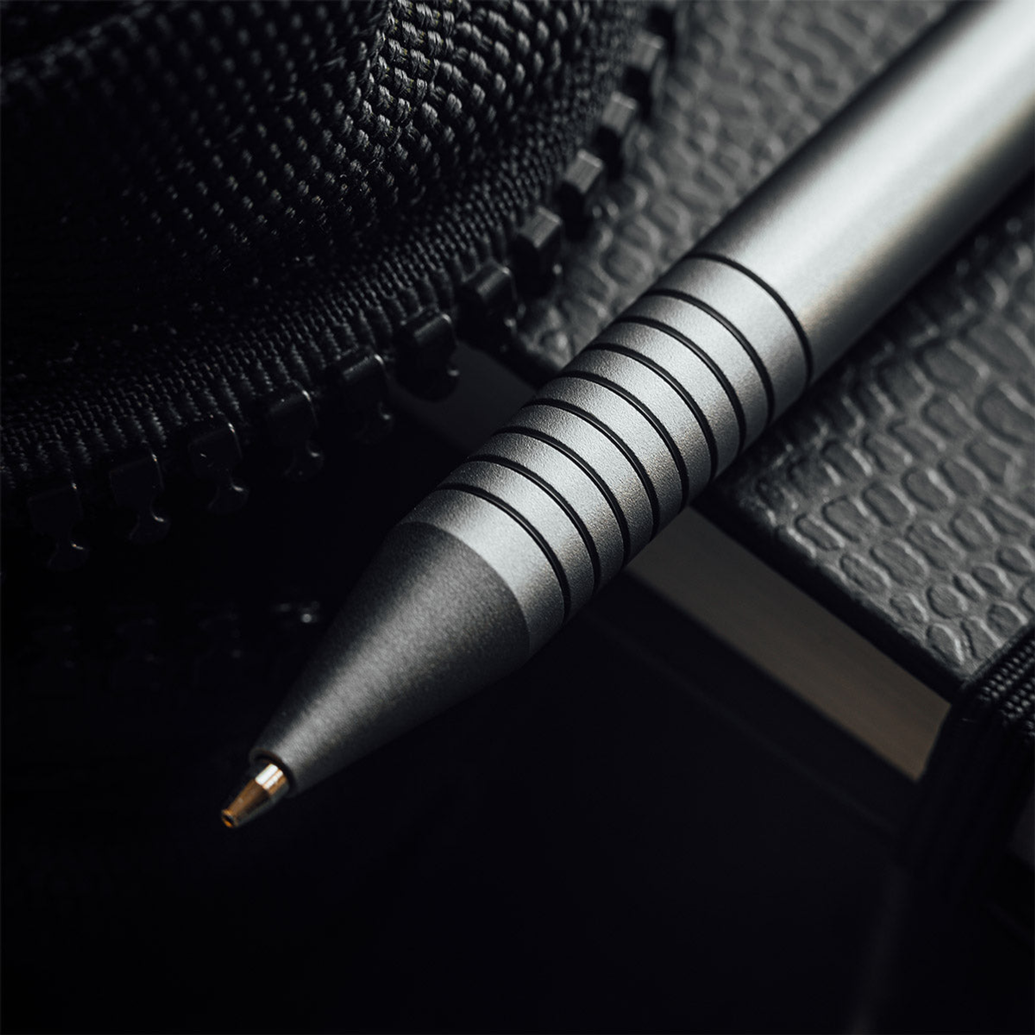 Lápiz mecánico 0.5mm color negro con revestimiento antideslizante y posibilidad de reemplazo por grosor 0.7mm para escribir más cómodo