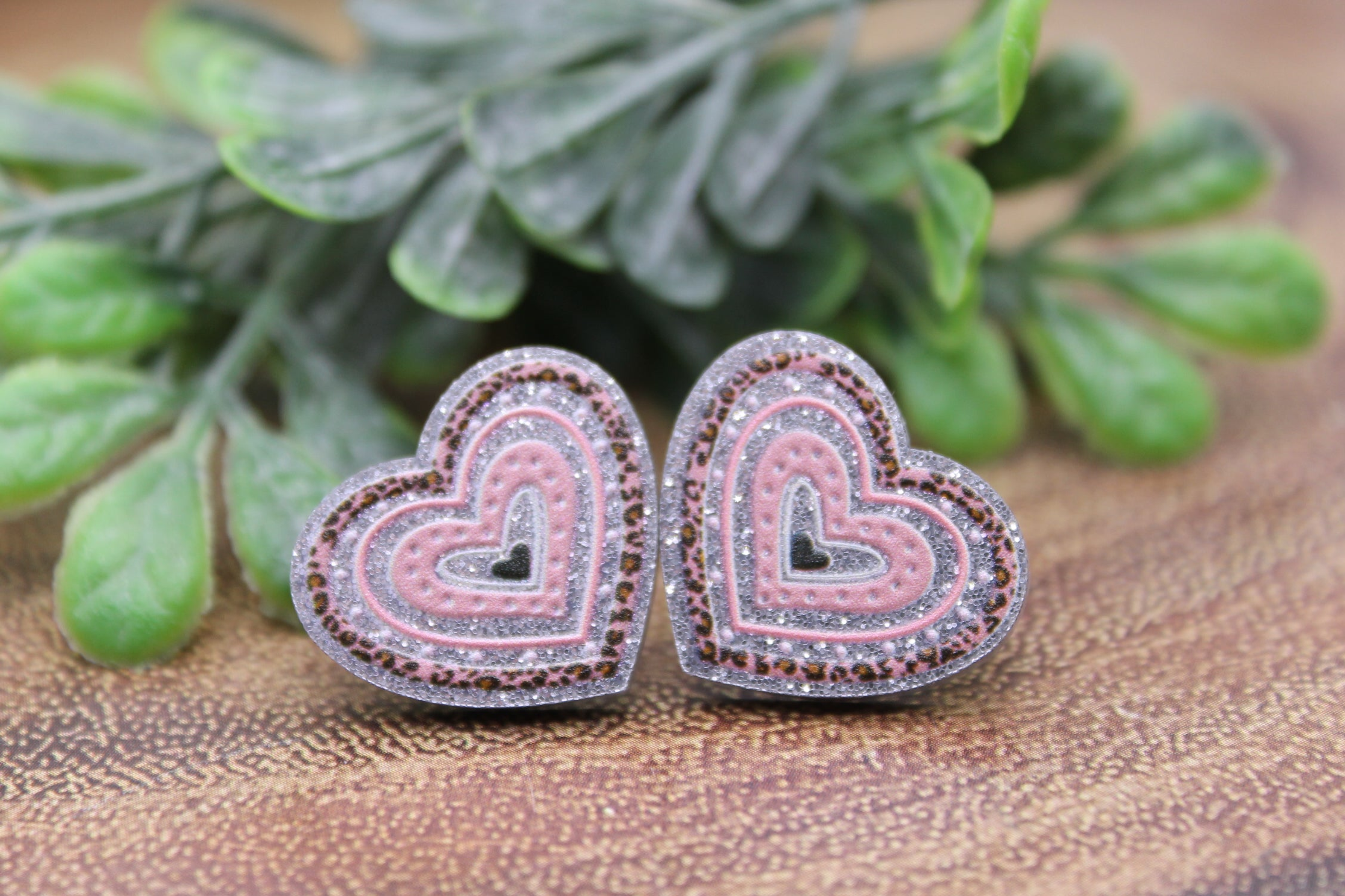 pendientes destud tamaño 15 mm material acrílico acero inoxidable hipoalergénicos diseño de corazones arcoíris con purpurina