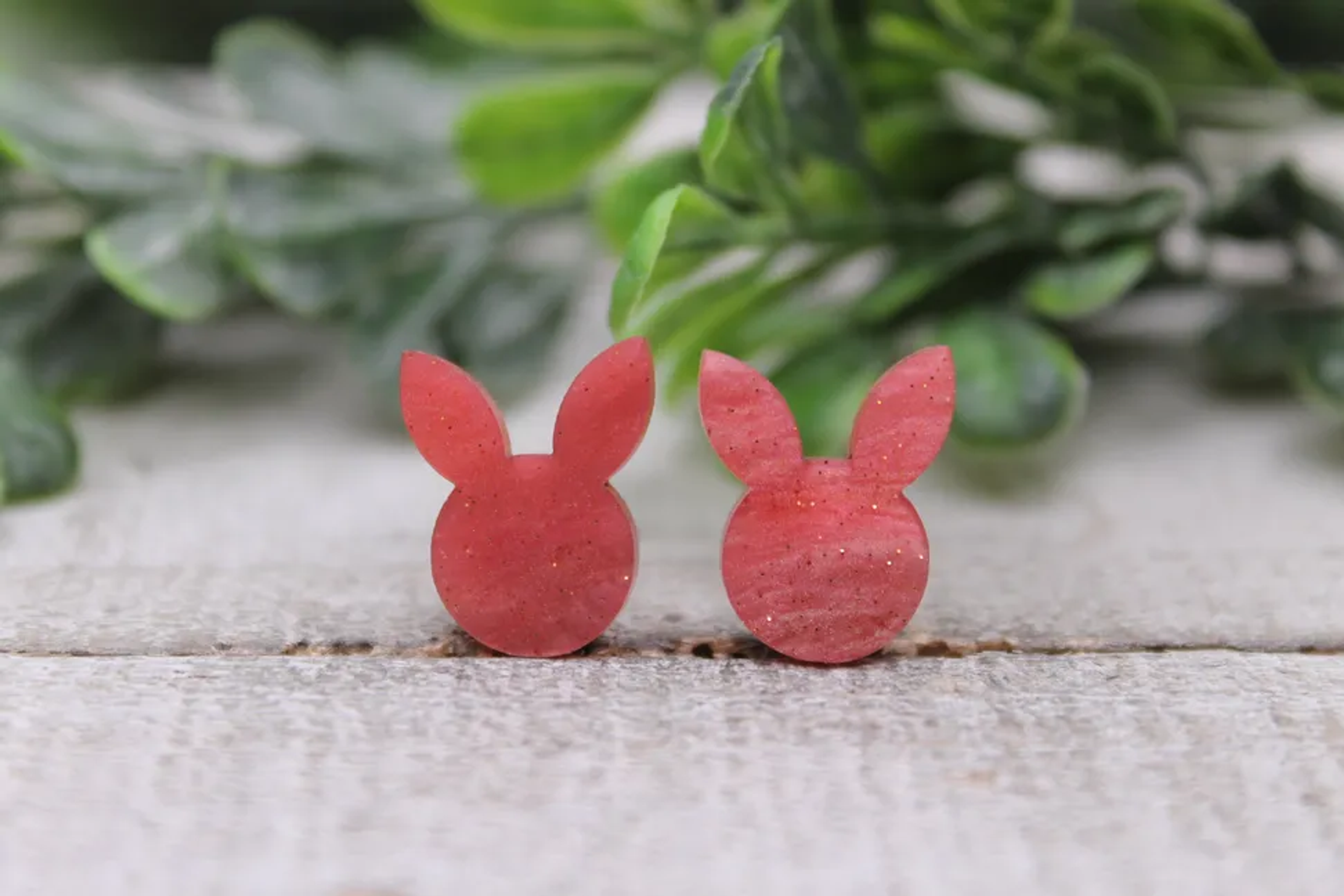 Pendientes de botón de conejito rosa brillante 13mm material acrílico acero inoxidable hipoalergénicos respaldo de goma hechos a mano
