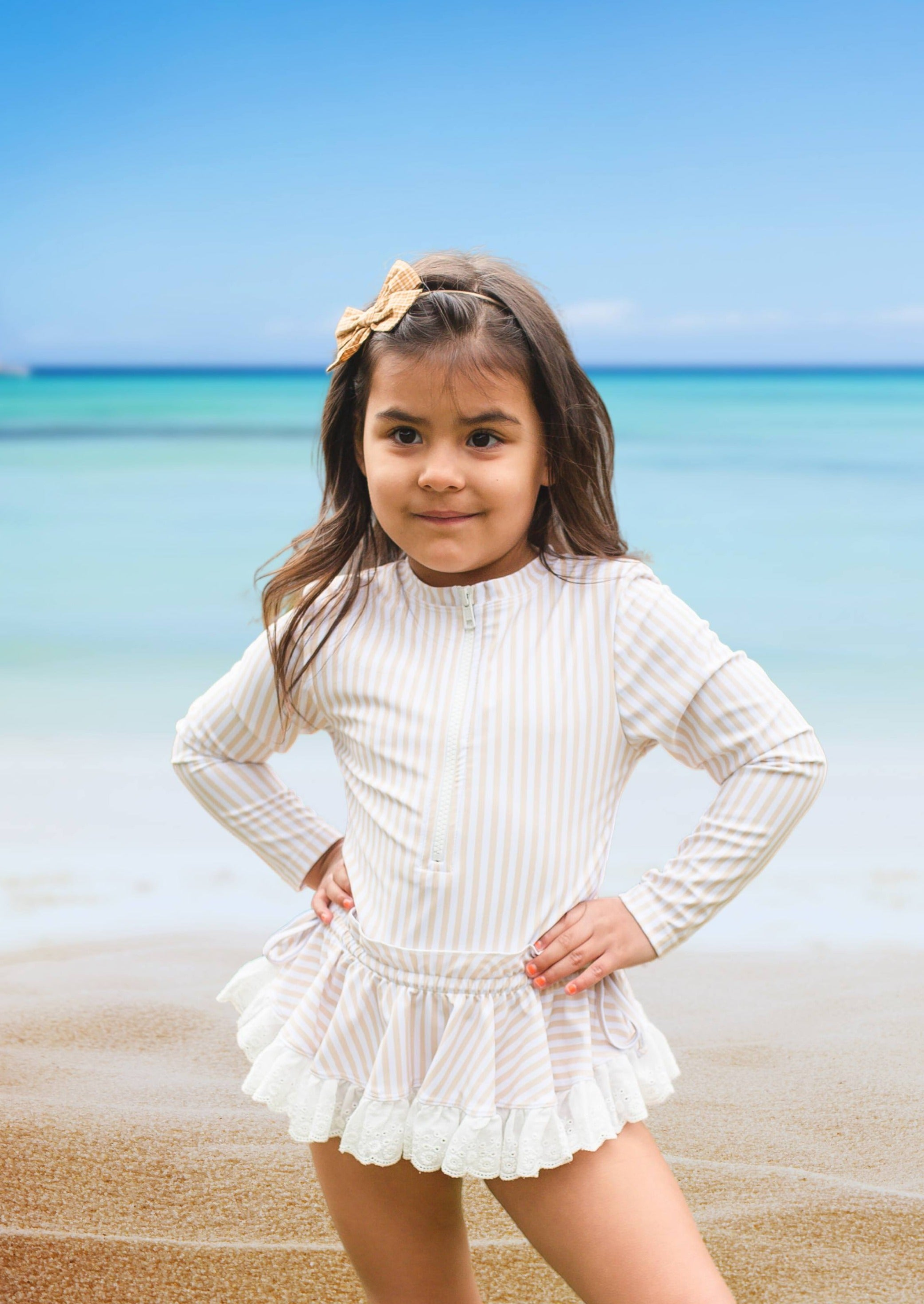Rashguard para niñas protección solar color tan estampado a rayas de 1 pieza con volantes en la cadera para edades de 2 a 8 años
