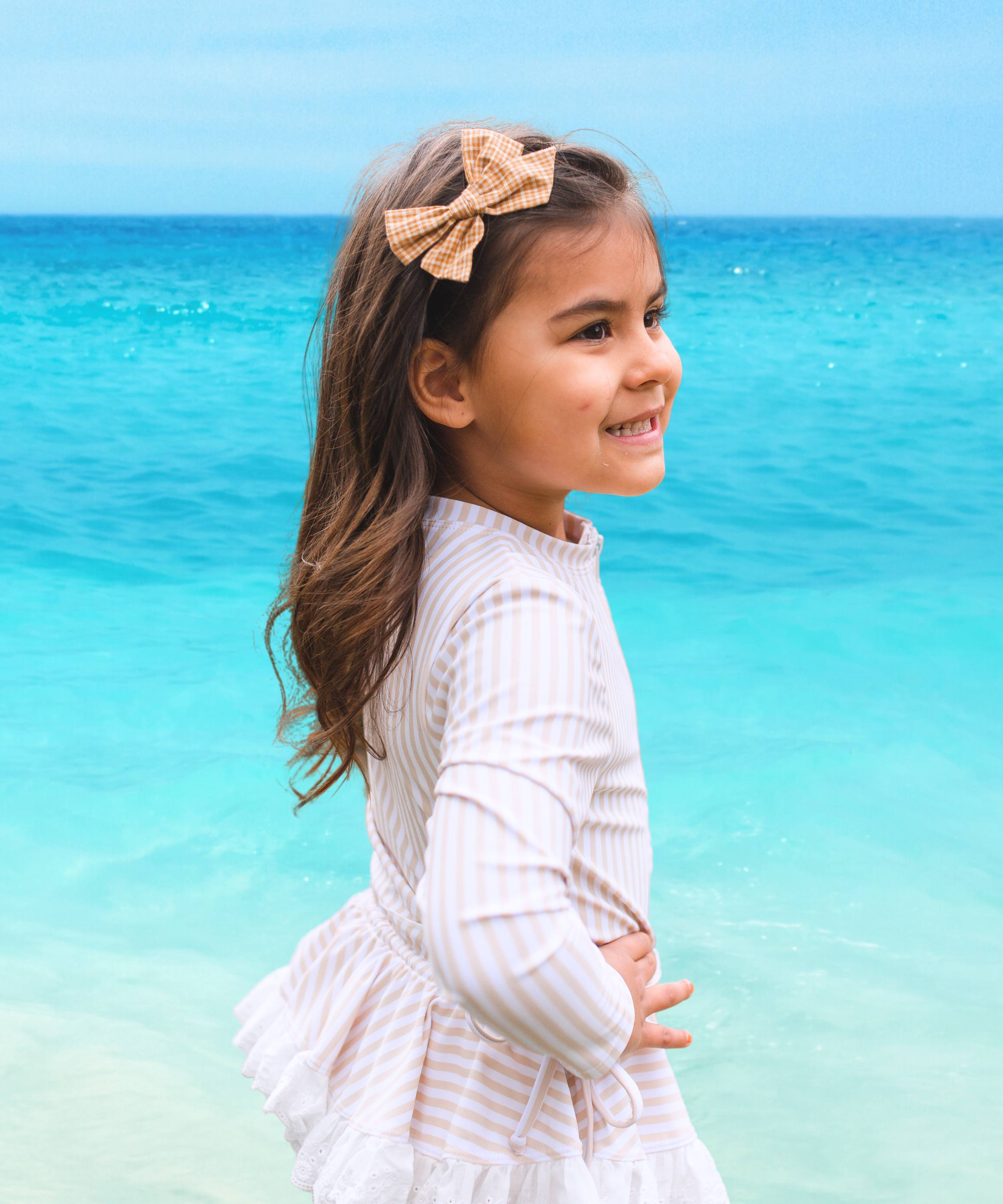 Rashguard para niñas protección solar color tan estampado a rayas de 1 pieza con volantes en la cadera para edades de 2 a 8 años