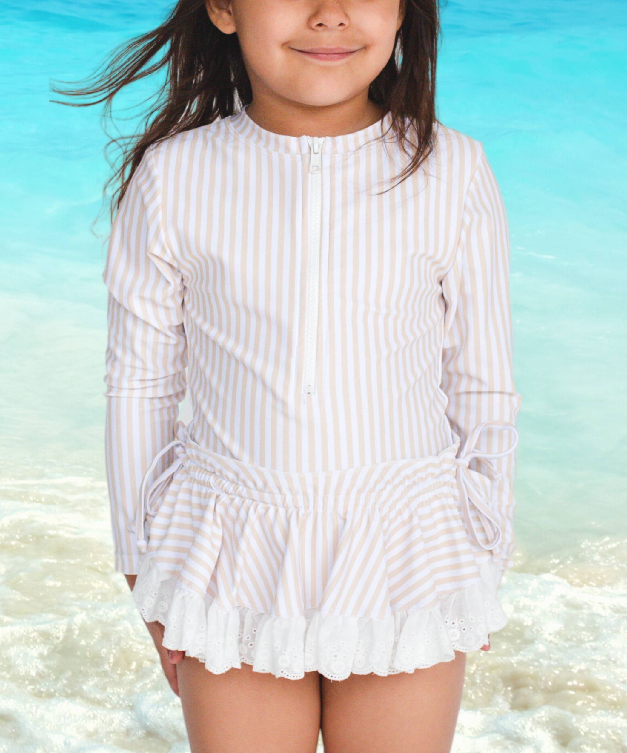 Rashguard para niñas protección solar color tan estampado a rayas de 1 pieza con volantes en la cadera para edades de 2 a 8 años