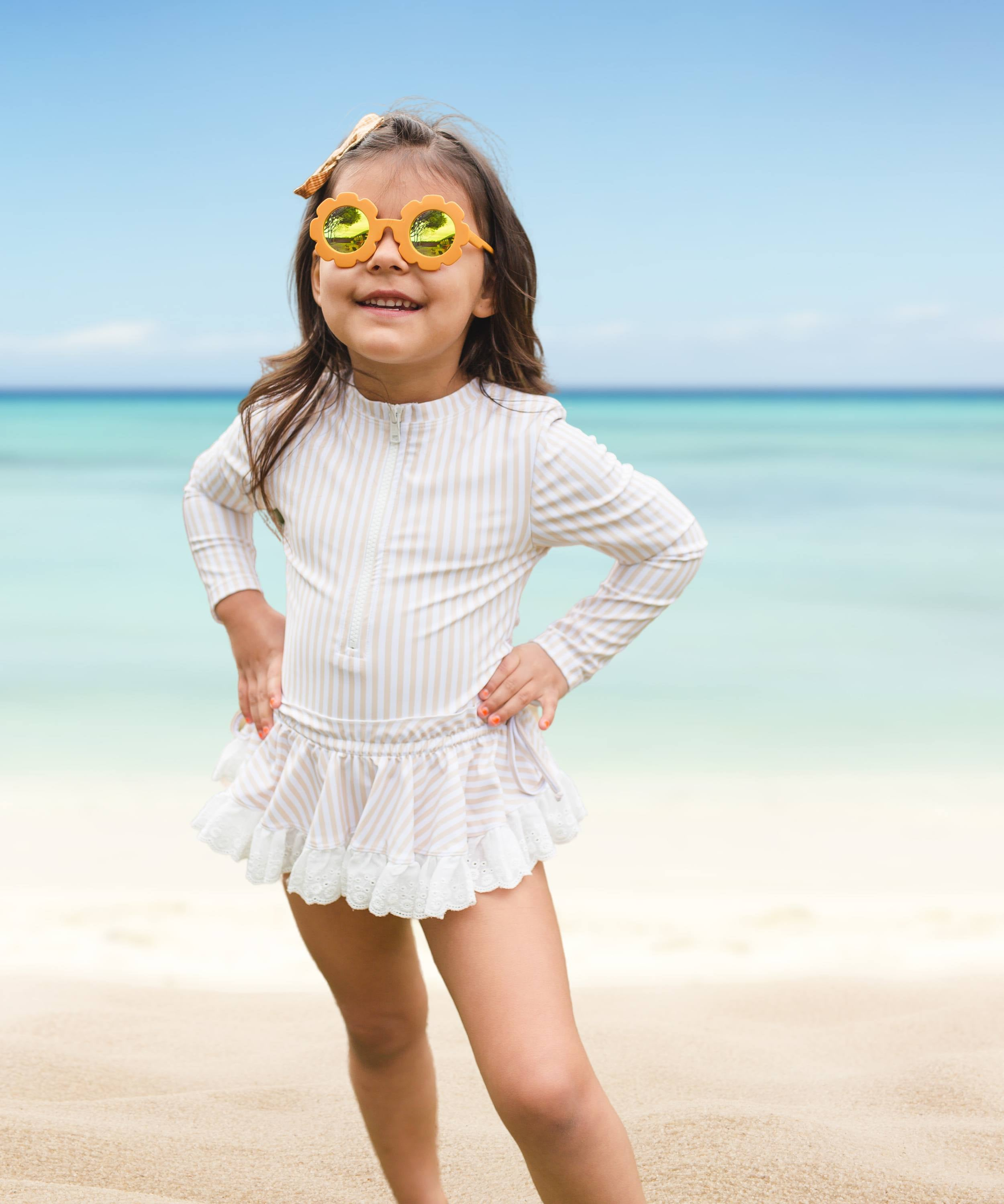 Rashguard para niñas protección solar color tan estampado a rayas de 1 pieza con volantes en la cadera para edades de 2 a 8 años