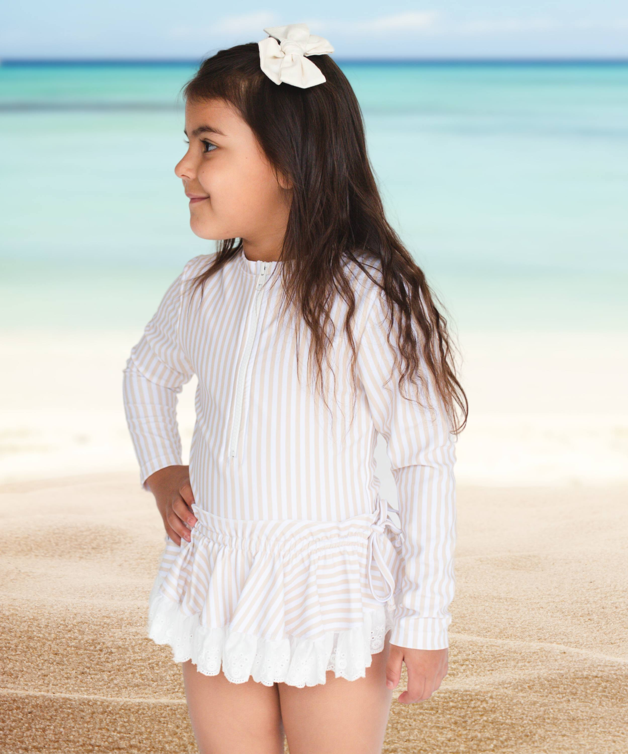 Rashguard para niñas protección solar color tan estampado a rayas de 1 pieza con volantes en la cadera para edades de 2 a 8 años