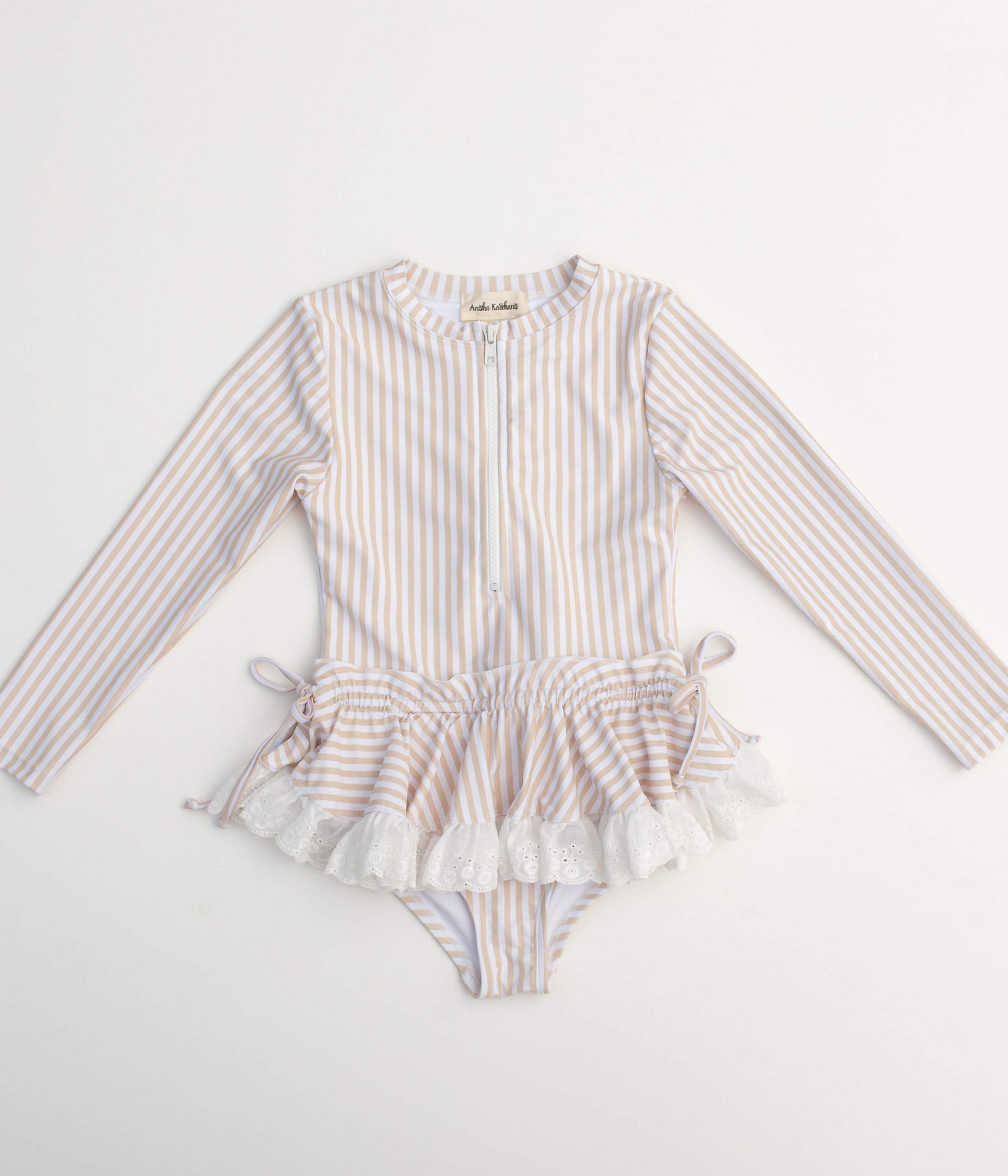 Rashguard para niñas protección solar color tan estampado a rayas de 1 pieza con volantes en la cadera para edades de 2 a 8 años