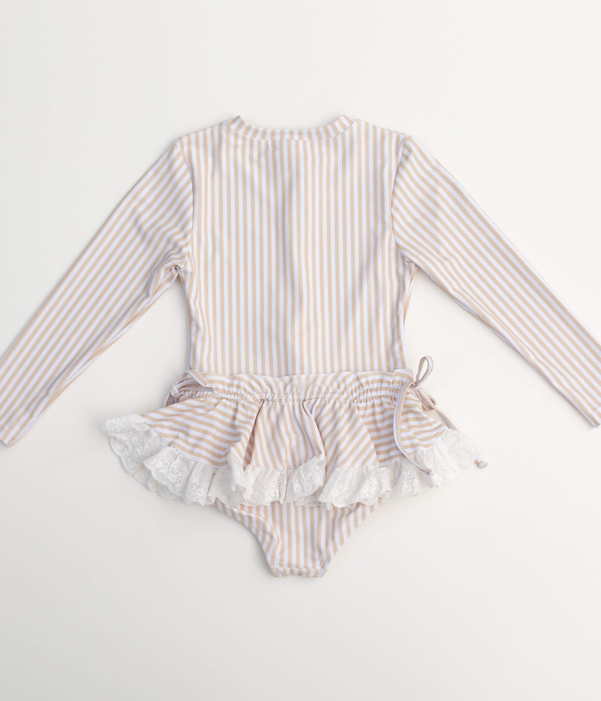 Rashguard para niñas protección solar color tan estampado a rayas de 1 pieza con volantes en la cadera para edades de 2 a 8 años
