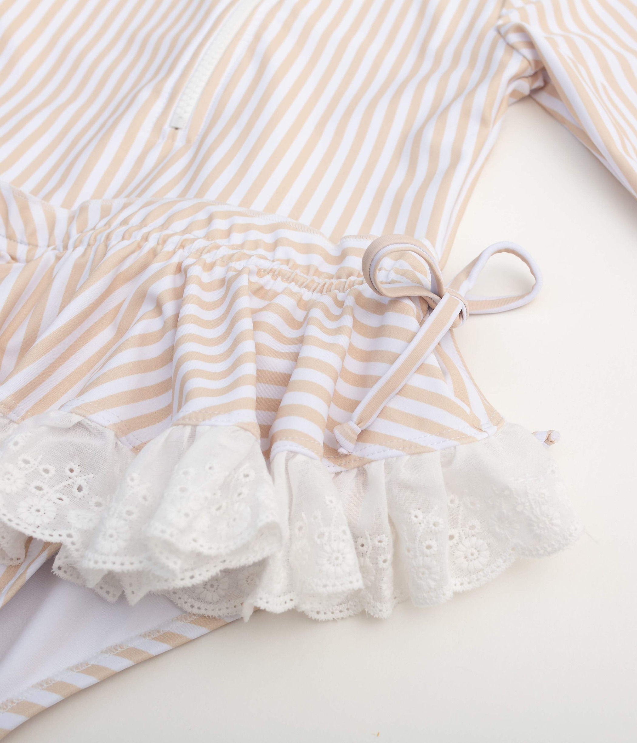 Rashguard para niñas protección solar color tan estampado a rayas de 1 pieza con volantes en la cadera para edades de 2 a 8 años