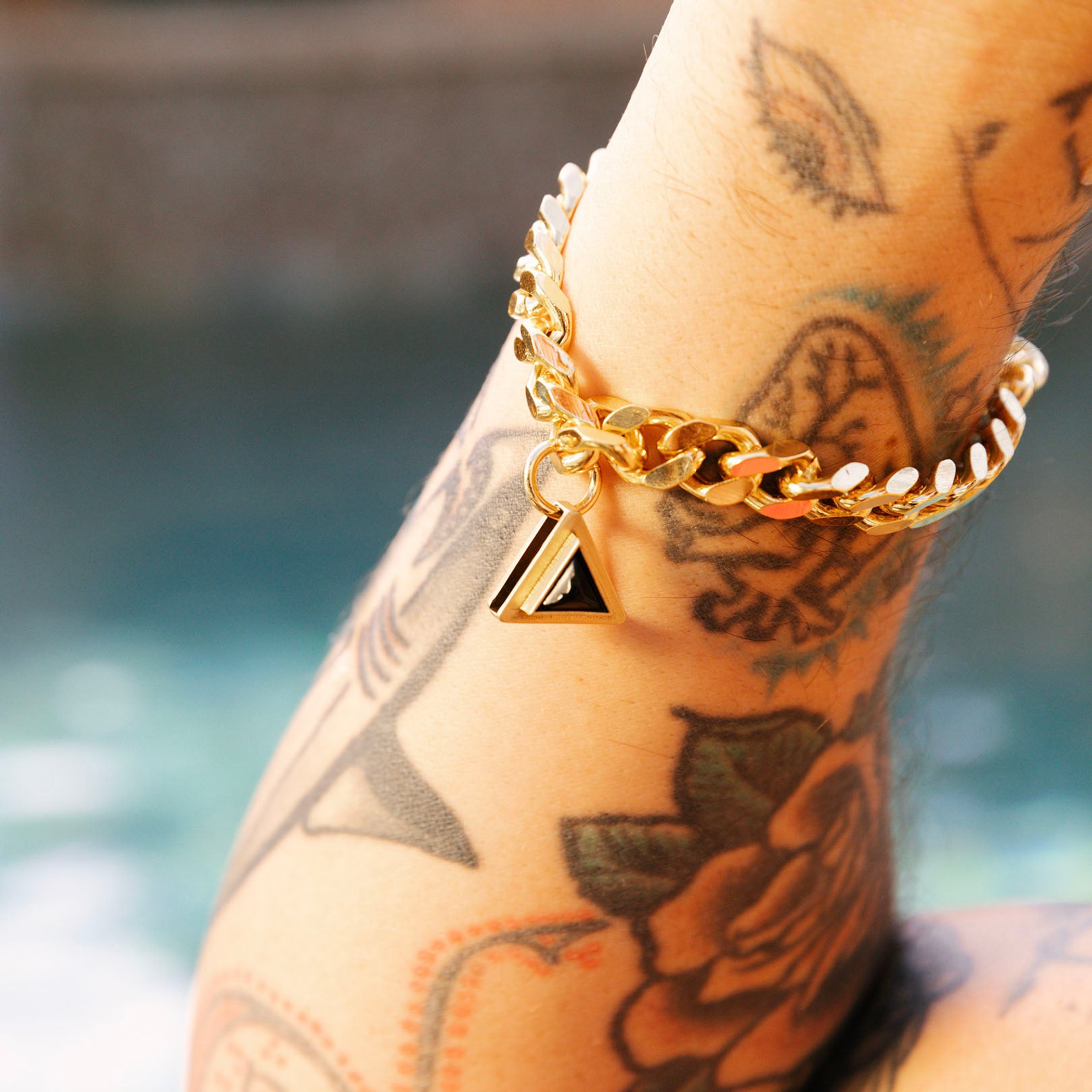 Iconic Bracelet in Gold Image 1