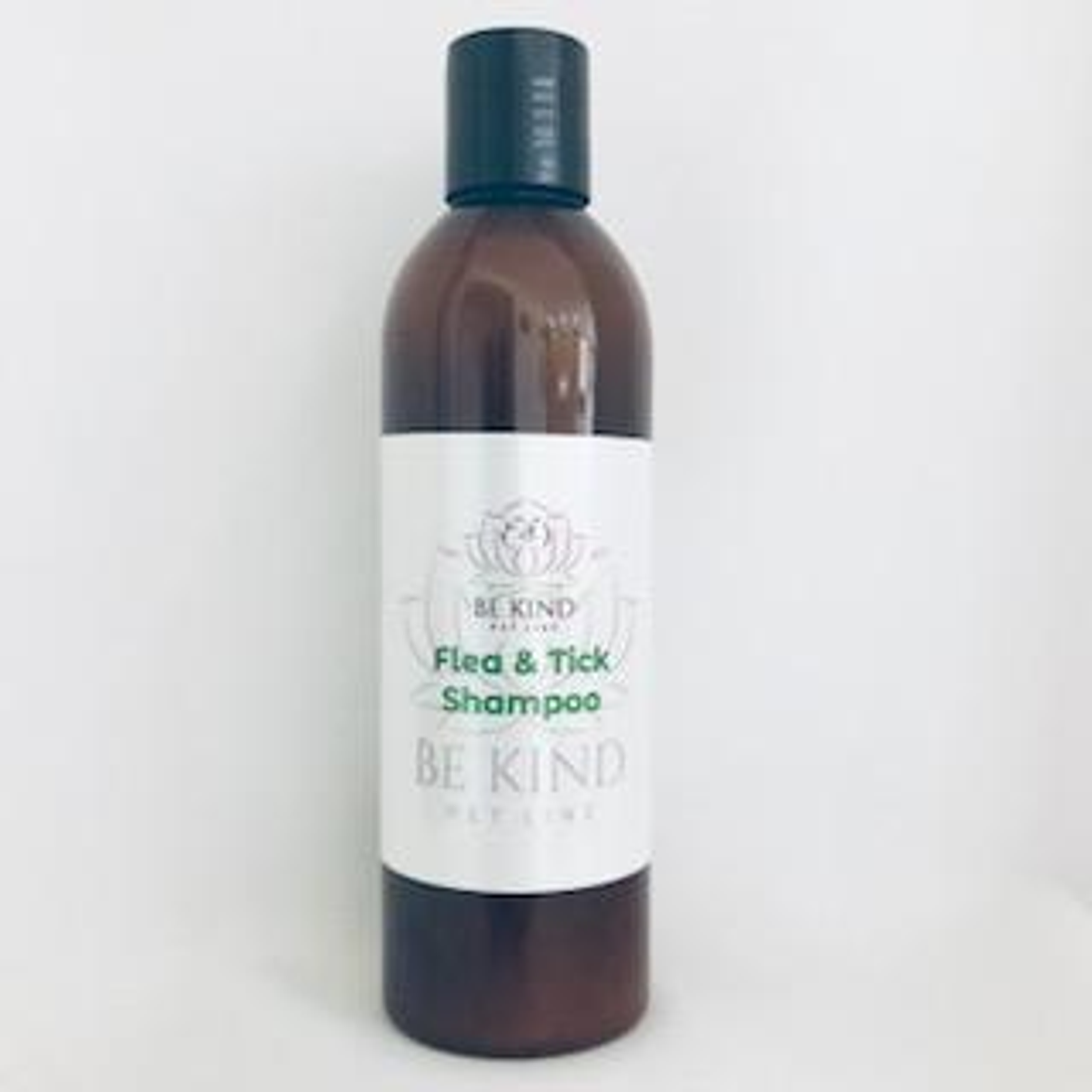 Flea and Tick Shampoo Image 1